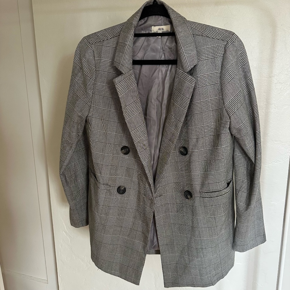 AVA. PLAID BLAZER